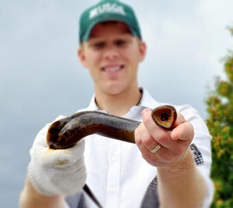 Nick-Johnson-holding-male-sea-lamprey-demonstrating-rope-tissue---a.-miehls-(35)__0.jpg